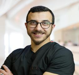الدكتور / احمد اسامة الرافعي - اخصائي زراعه الأسنان 